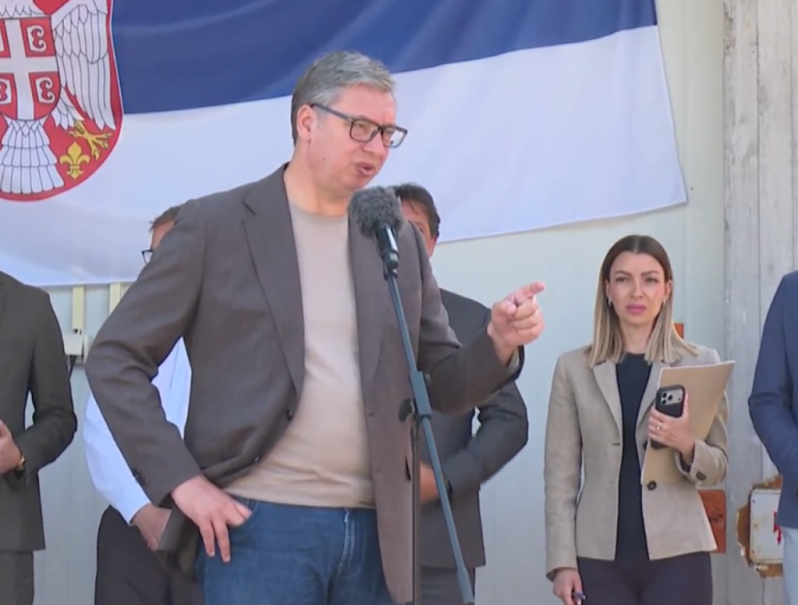 Vučić posetio domaćinstvo porodice Gagić: Krenuli smo da ispunjavamo lokalni put 2,8 kilometara u Lučini i vezu sa Ćićevcem (FOTO/VIDEO)