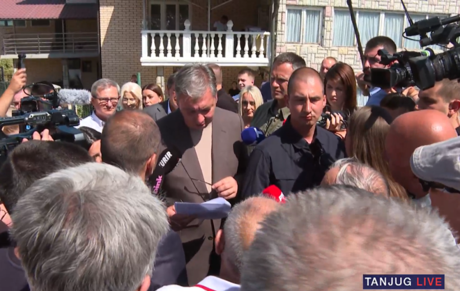 Vučić posetio domaćinstvo porodice Gagić: Krenuli smo da ispunjavamo lokalni put 2,8 kilometara u Lučini i vezu sa Ćićevcem (FOTO/VIDEO)