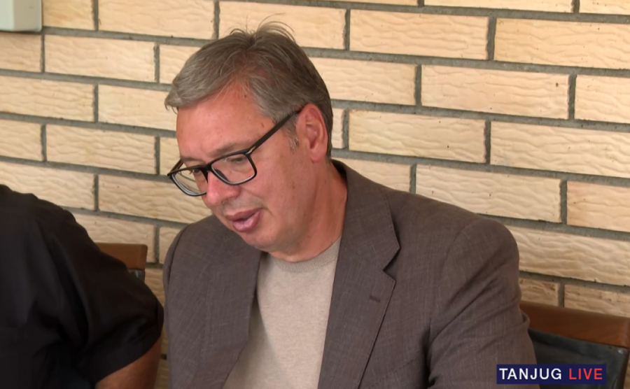 Vučić posetio domaćinstvo porodice Gagić: Krenuli smo da ispunjavamo lokalni put 2,8 kilometara u Lučini i vezu sa Ćićevcem (FOTO/VIDEO)