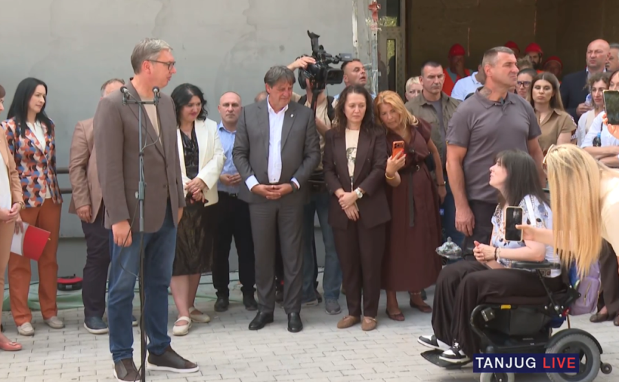 Vučić posetio domaćinstvo porodice Gagić: Krenuli smo da ispunjavamo lokalni put 2,8 kilometara u Lučini i vezu sa Ćićevcem (FOTO/VIDEO)