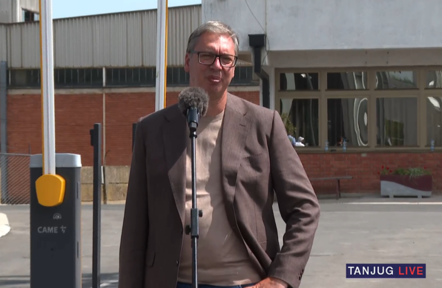 Vučić posetio domaćinstvo porodice Gagić: Krenuli smo da ispunjavamo lokalni put 2,8 kilometara u Lučini i vezu sa Ćićevcem (FOTO/VIDEO)