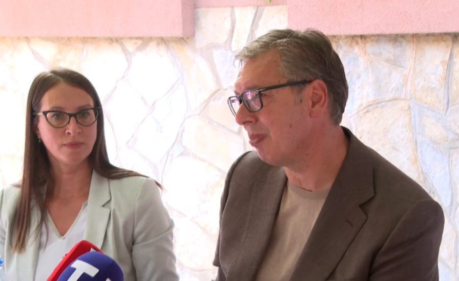 Vučić posetio domaćinstvo porodice Gagić: Krenuli smo da ispunjavamo lokalni put 2,8 kilometara u Lučini i vezu sa Ćićevcem (FOTO/VIDEO)