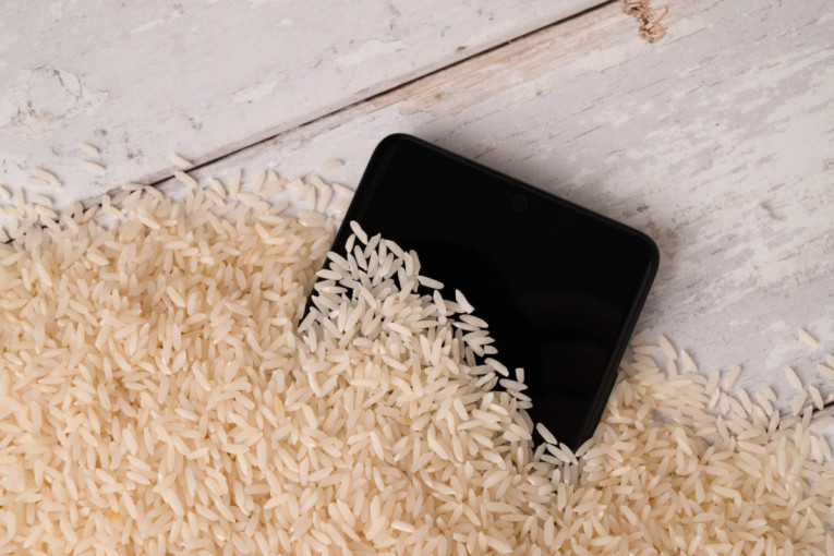 Telefon vam je upao u vodu? Ovo nikako ne pokušavajte ako želite da ga spasite