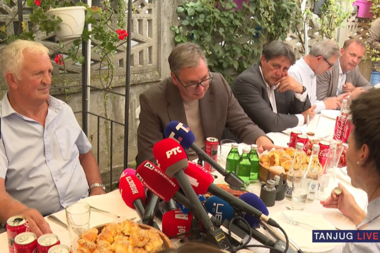 Vučić posetio domaćinstvo porodice Gagić: Krenuli smo da ispunjavamo lokalni put 2,8 kilometara u Lučini i vezu sa Ćićevcem (FOTO/VIDEO)