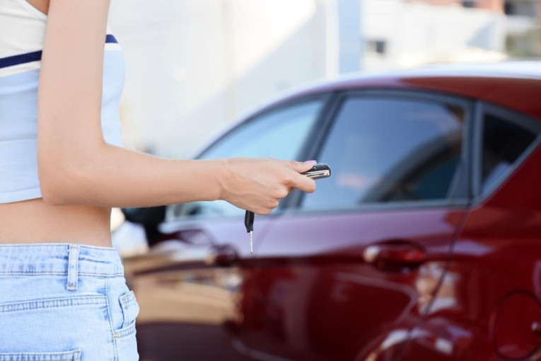 Malo ko zna za ovaj trik sa ključem: Jednim potezom spustite prozore i rashladite automobil pre nego što sednete za volan