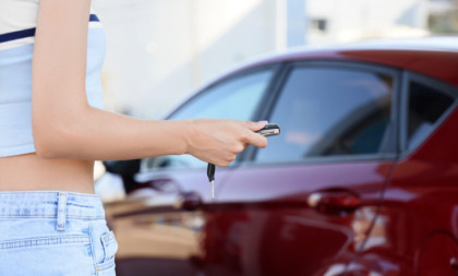 Malo ko zna za ovaj trik sa ključem: Jednim potezom spustite prozore i rashladite automobil pre nego što sednete za volan
