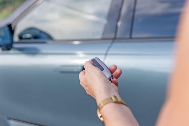 Malo ko zna za ovaj trik sa ključem: Jednim potezom spustite prozore i rashladite automobil pre nego što sednete za volan