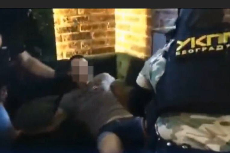 Ovo je osumnjičeni za bacanje bombe na kuću biznismena: UKP ga uhapsio za kafanskim stolom! (VIDEO)