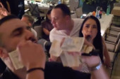Ovako je bivši muž Ane Radulović proslavio rođenje ćerke: Cepali mu majicu, a kuma na stolu (VIDEO)