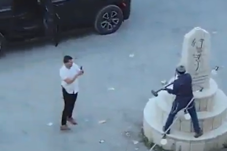 Izraelski političar maljem razbijao palestinski spomenik: Vojnici ga čuvali dok je divljao (VIDEO)