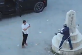 Izraelski političar maljem razbijao palestinski spomenik: Vojnici ga čuvali dok je divljao (VIDEO)
