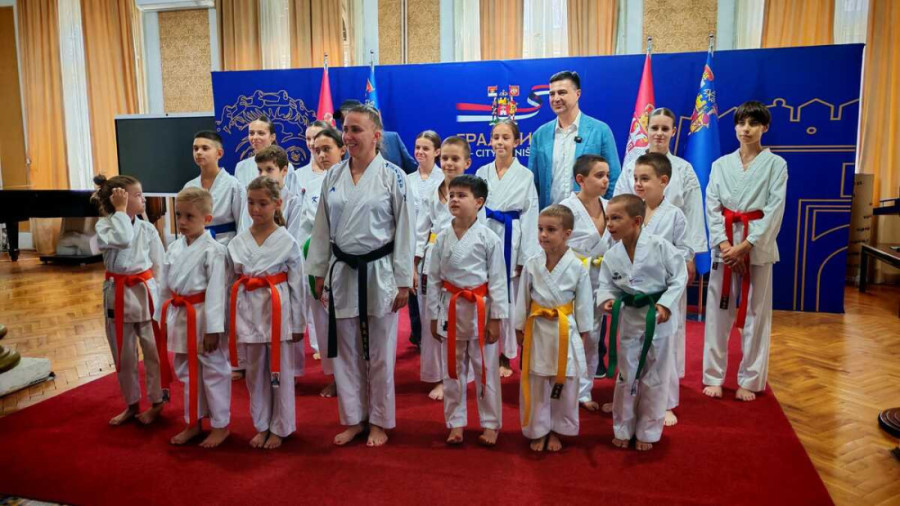 Žan-Klod Van Dam napravio spektakl u Nišu: Sa mladim karatistima isprobao kate, pa otkrio šta ga je oduševilo (FOTO/VIDEO)