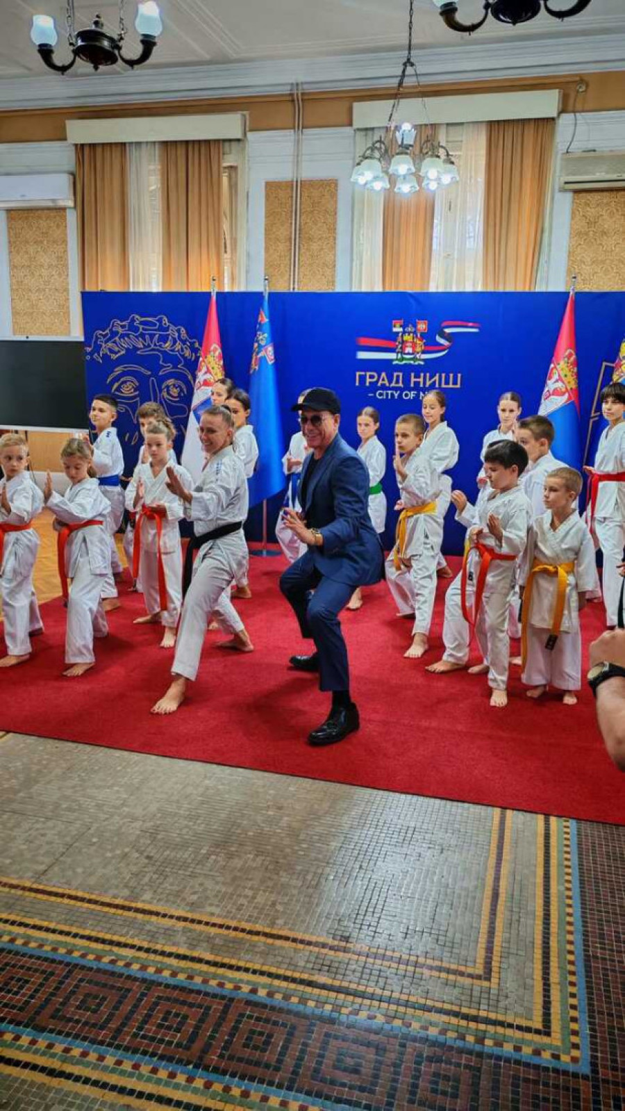 Žan-Klod Van Dam napravio spektakl u Nišu: Sa mladim karatistima isprobao kate, pa otkrio šta ga je oduševilo (FOTO/VIDEO)