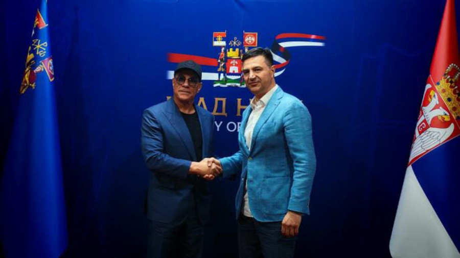 Žan-Klod Van Dam stigao među mališane u Nišu! Holivudska legenda i Željko Mitrović iznenadili decu: Njihovi osmesi govore sve!