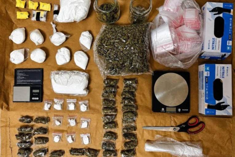 Munjevita akcija policije u Novom Sadu: Zaplenjeno više kilograma droge, dvoje uhapšeno (FOTO)