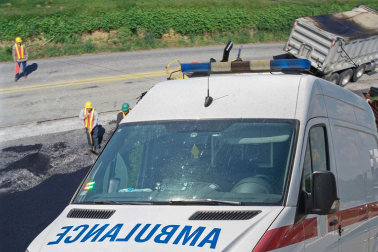 Poginuli radnici na putu Kljajićevo-Sivac: Teretno vozilo naletelo na njih dok su izvodili radove