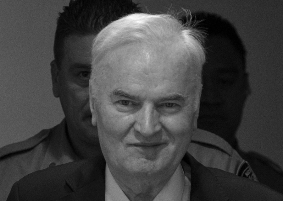 Obrenovac sinoć održao čas patriotizma! Građani odali počast Ratku Mladiću (VIDEO)