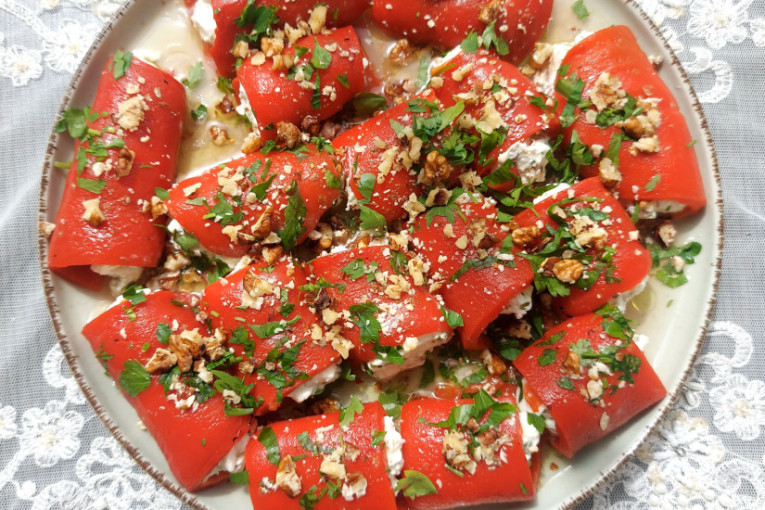 Brzo predjelo od nekoliko sastojaka: Rolnice od pečenih paprika i feta sira spremne su za čas, a ukus će vas iznenaditi (RECEPT)