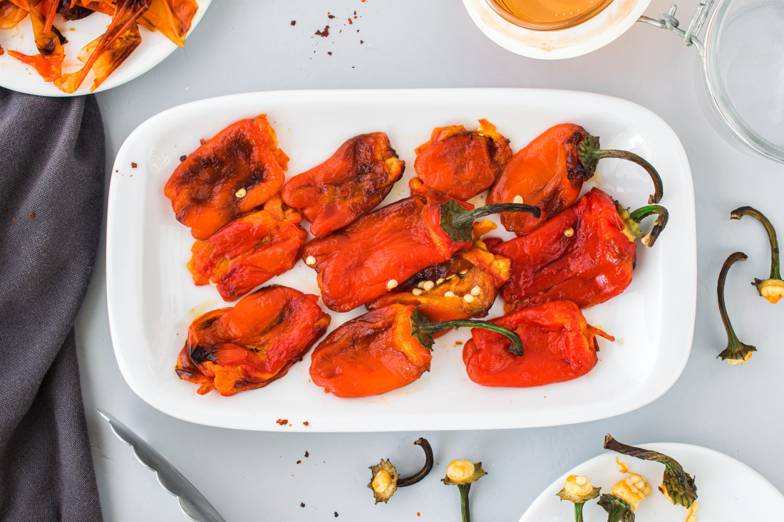 Brzo predjelo od nekoliko sastojaka: Rolnice od pečenih paprika i feta sira spremne su za čas, a ukus će vas iznenaditi (RECEPT)