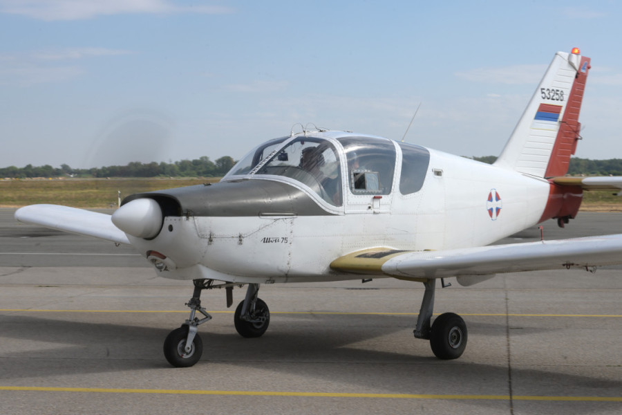 Budući vojni piloti poleteli iz Batajnice: Jednoglasni su u želji kojim avionom žele da upravljaju