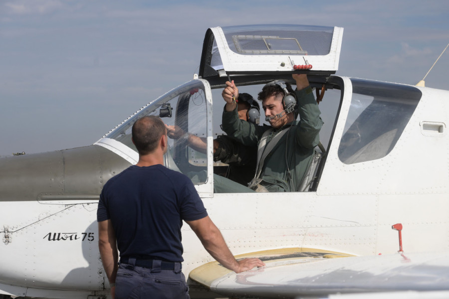 Budući vojni piloti poleteli iz Batajnice: Jednoglasni su u želji kojim avionom žele da upravljaju