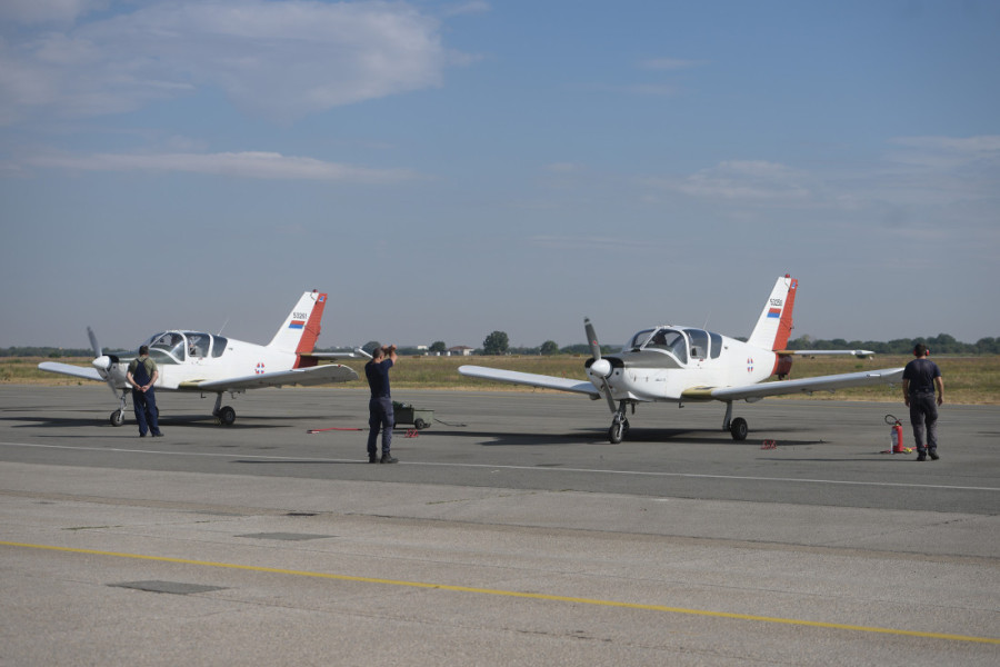 Budući vojni piloti poleteli iz Batajnice: Jednoglasni su u želji kojim avionom žele da upravljaju