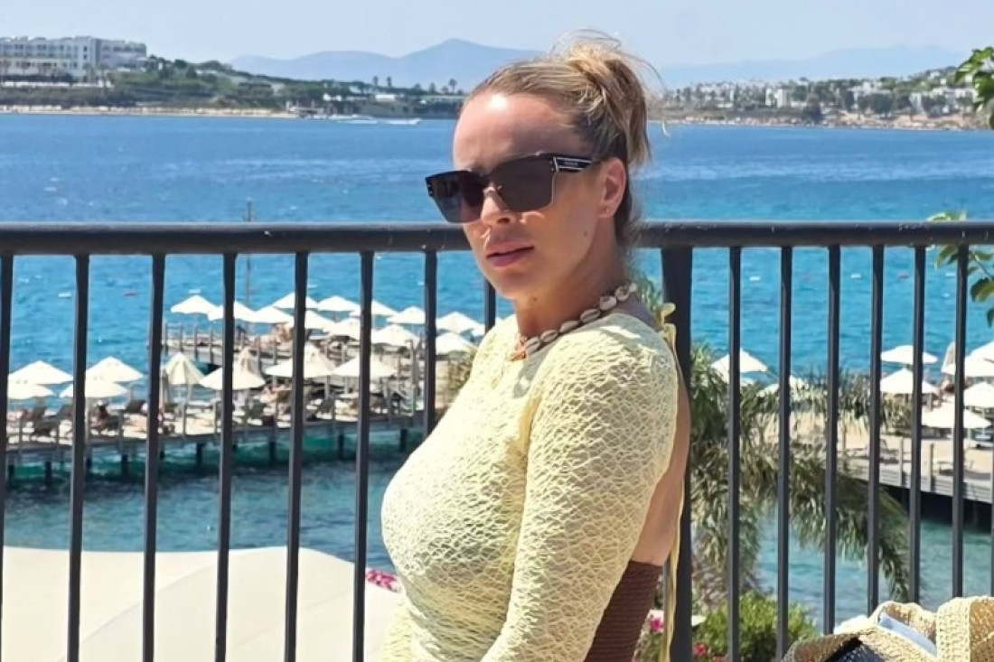 "Kaže mi ćerka da mi je zbrčkan stomak!" Pevačica objavila fotku u bikiniju, pa usijala mreže!