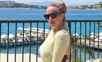 "Kaže mi ćerka da mi je zbrčkan stomak!" Pevačica objavila fotku u bikiniju, pa usijala mreže!