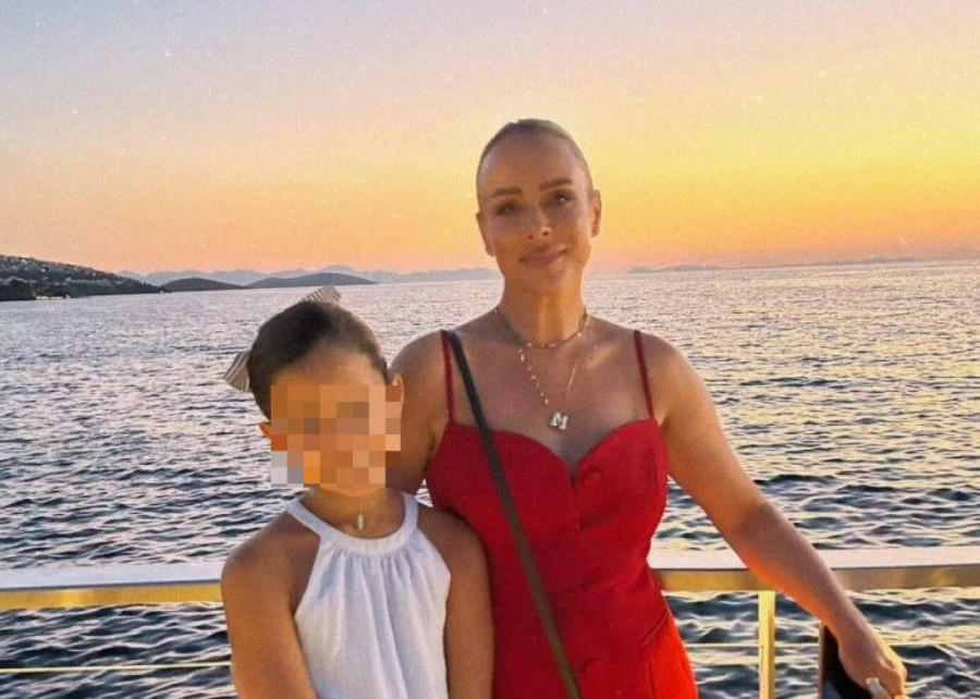 "Kaže mi ćerka da mi je zbrčkan stomak!" Pevačica objavila fotku u bikiniju, pa usijala mreže!