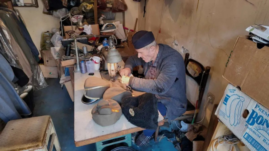 Deda Đorđe ima 92 godine, ali i dalje radi i čuva stari zanat od zaborava: Jedan je od retkih krojača u Užicu (FOTO)