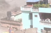 Preživeli su pukim čudom: Ovo je najjeziviji snimak poplava u Nepalu, voda ruši sve okolo, ljudi stoje nemoćni na terasi (VIDEO)