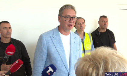 Vučić otkrio neočekivanu prednost slabog dometa: Dobiju me na 3 sekunde, prekine se veza, ja presrećan (VIDEO)
