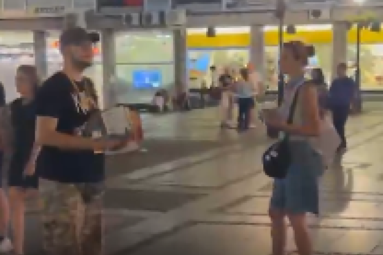 Snimljena žena Tihomira Stanića! Delila materijal blokadera u centru Beograda, a onda je primetila kameru! (VIDEO)
