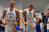 Dirljiv trenutak u Beogradskoj areni: Emotivan susret Jokića i sina Edina Avdića (VIDEO)