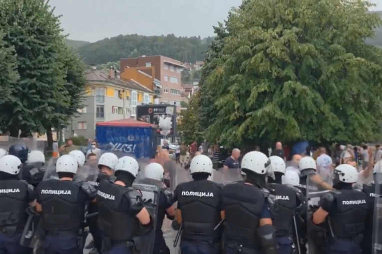 Blokaderi ponovo prave haos: Napali policiju koja obezbeđuje miting SNS, kamermana RTS pogodili kamenom u glavu (VIDEO)