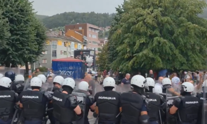 Blokaderi ponovo prave haos: Napali policiju koja obezbeđuje miting SNS, kamermana RTS pogodili kamenom u glavu (VIDEO)