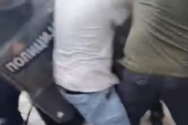 Gde je zdrav razum roditelja?! Dete stavili u prvi red ispred policijskog kordona na blokaderskom skupu (VIDEO)