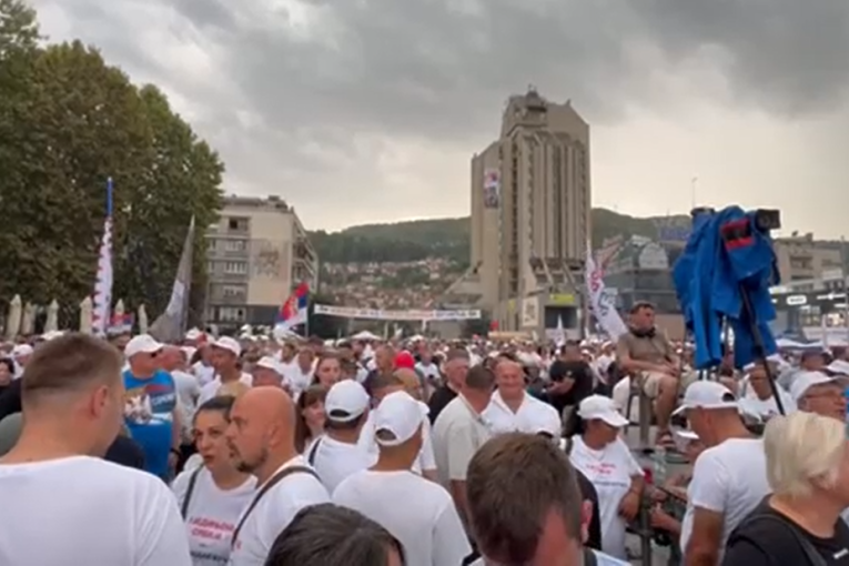 Veliki skup naprednjaka u Užicu: Građani došli iz cele Srbije da podrže SNS (FOTO/VIDEO)