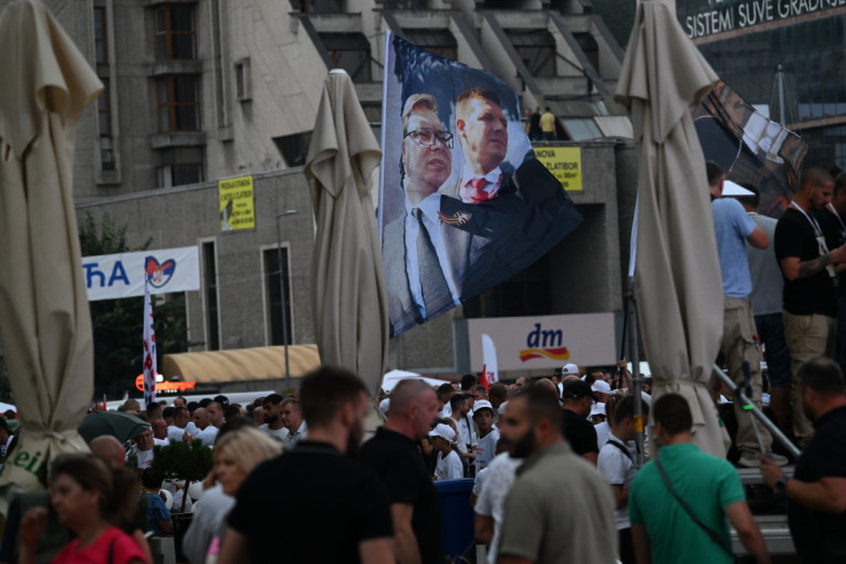Počeo veliki skup u Užicu, narod uz Vučića: Masa satima ranije ispunila prostor, stigao i Vučić! (VIDEO)