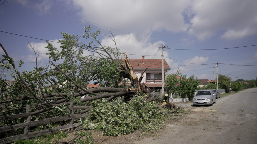 Za mojih 65 godina ne pamtim ovakvu oluju: Nevreme u Gornjoj Gorevnici napravilo haos - jak vetar nosio krovove, čupao drveće (FOTO)