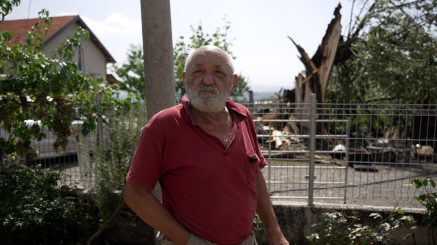 Za mojih 65 godina ne pamtim ovakvu oluju: Nevreme u Gornjoj Gorevnici napravilo haos - jak vetar nosio krovove, čupao drveće (FOTO)