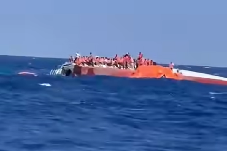 Najmanje jedna osoba poginula, helikopteri i ronioci tragaju za putnicima: Prevrnuo se trajekt na Kipru