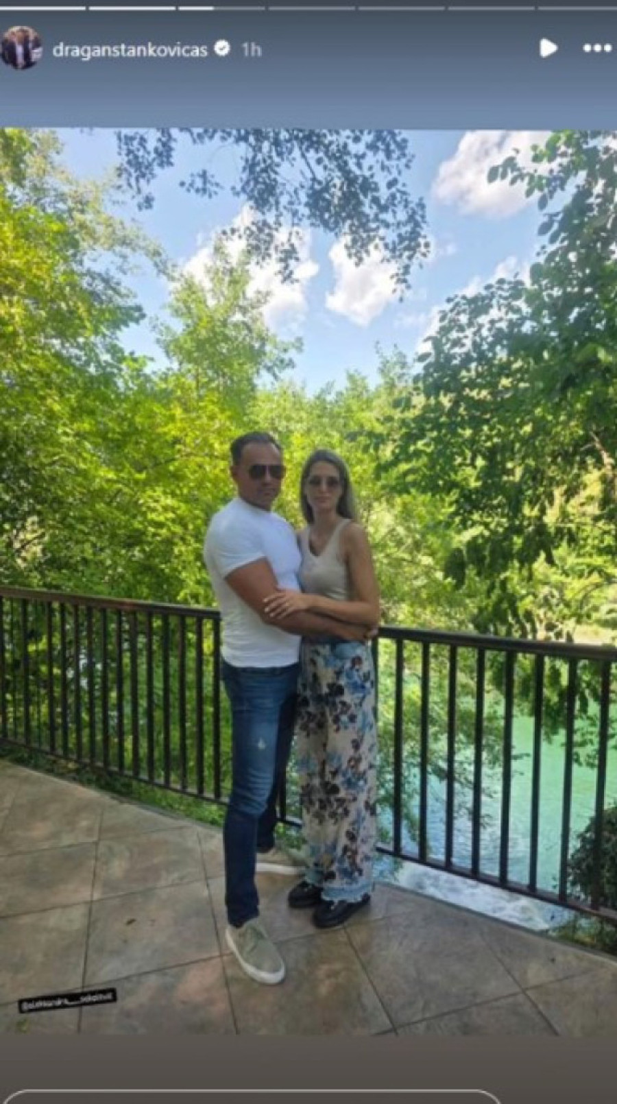 Bivši dečko Jovane Jeremić ne krije radost: Verenicu čvrsto drži za stomak (FOTO)