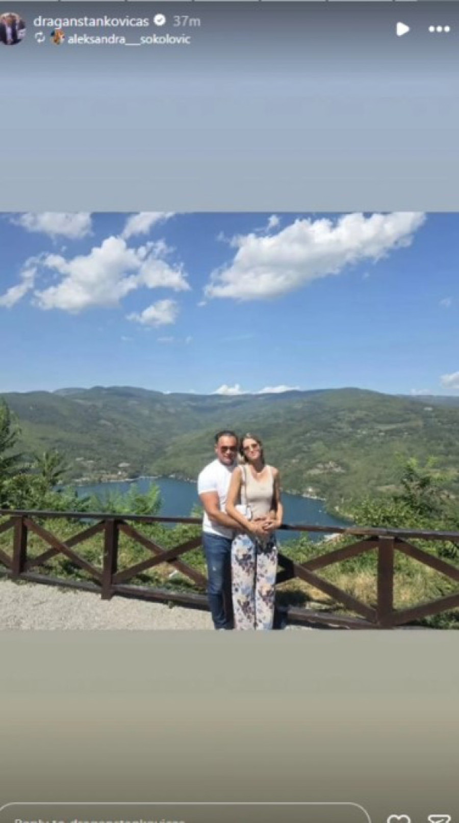 Bivši dečko Jovane Jeremić ne krije radost: Verenicu čvrsto drži za stomak (FOTO)