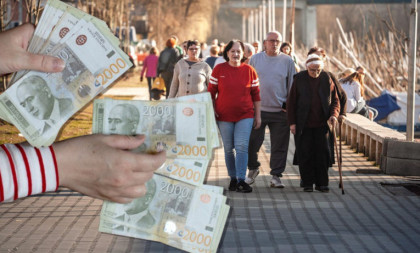 Novac stiže na račune: Penzionerima do 35.000, ostalima po 6.000 dinara - poznati svi detalji isplate
