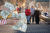 Novac stiže na račune: Penzionerima do 35.000, ostalima po 6.000 dinara - poznati svi detalji isplate