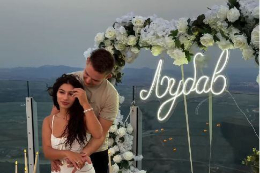 Pogled koji oduzima dah i sudbonosno "da"! Prva veridba na novom vidikovcu na Kablaru! (VIDEO)