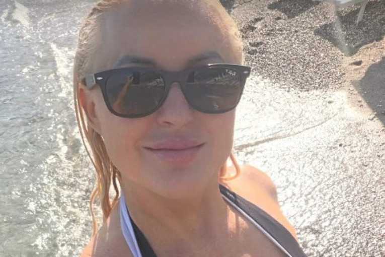 Šana u kupaćem zapalila mreže! Kupaći kostim joj jedva drži bujne grudi (FOTO/VIDEO)