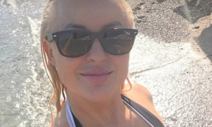 Šana u kupaćem zapalila mreže! Kupaći kostim joj jedva drži bujne grudi (FOTO/VIDEO)