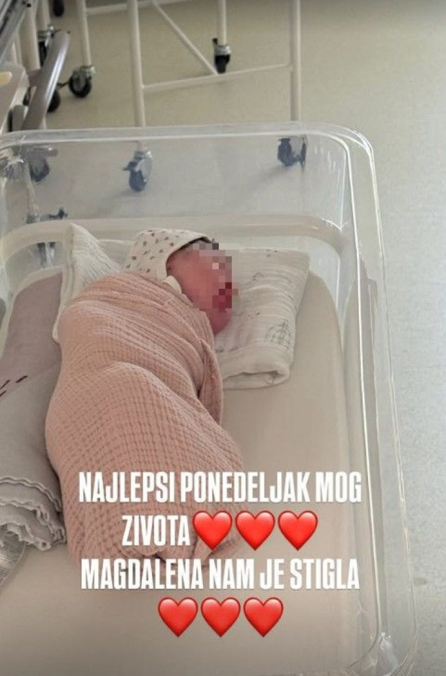 Porodila se zvezda "Granda": Ponosni tata ne ispušta ćerku! (FOTO)